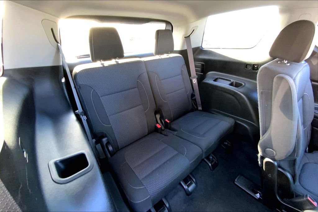 Used 2023 GMC Acadia SLE image 18