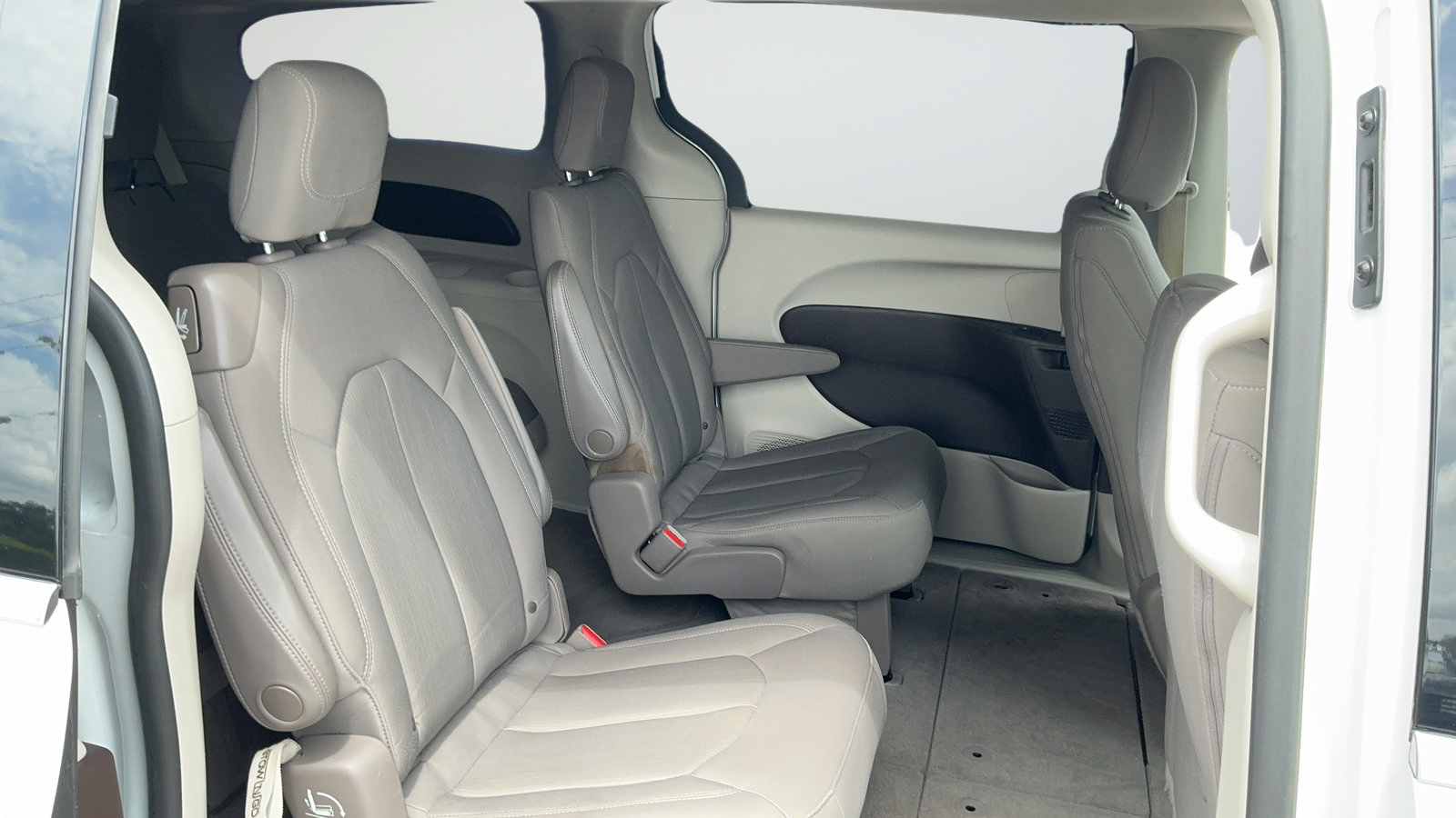 Used 2019 Chrysler Pacifica LX FWD image 41