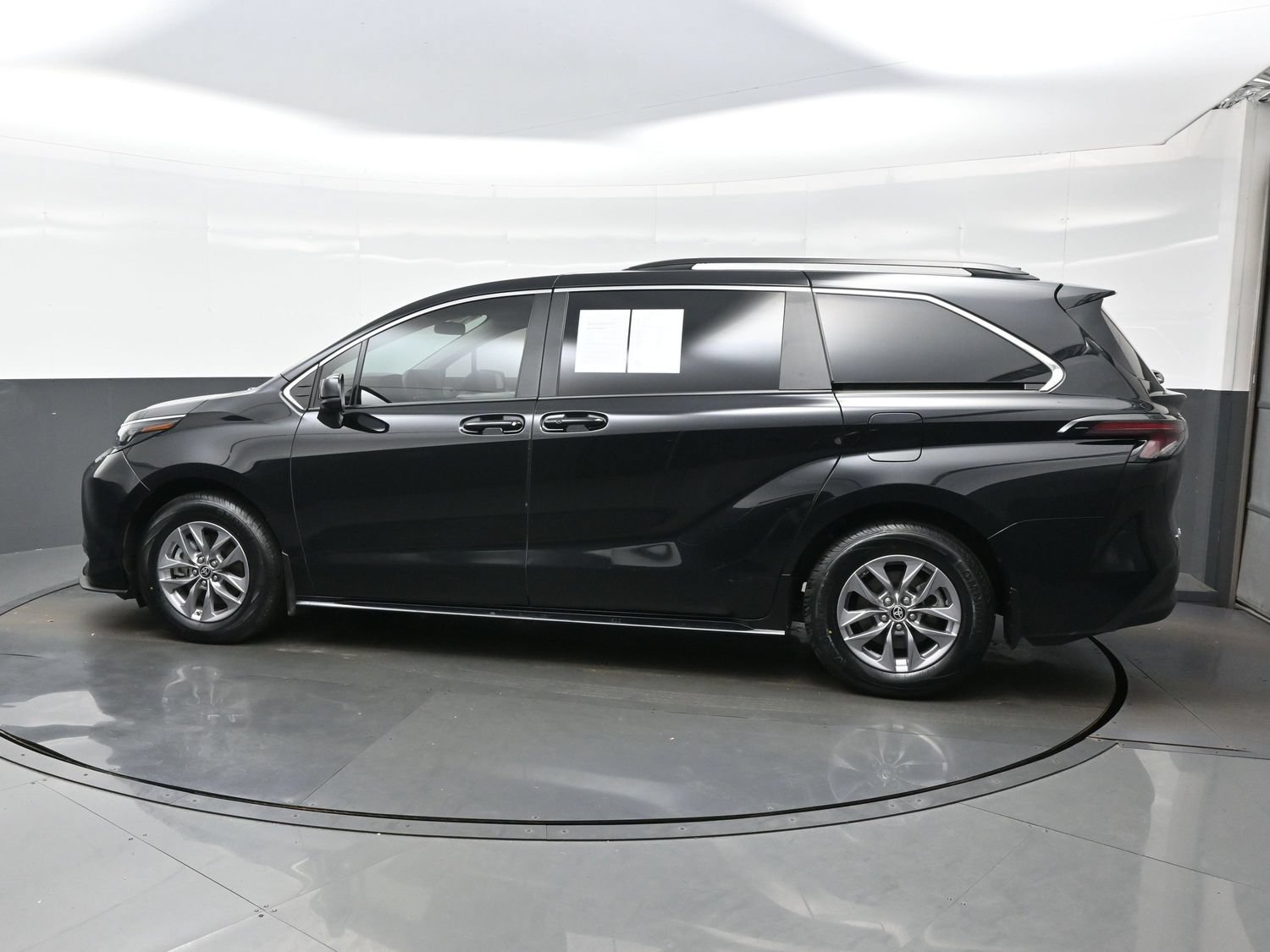 Used 2025 Toyota Sienna LE AWD/4WD image 3