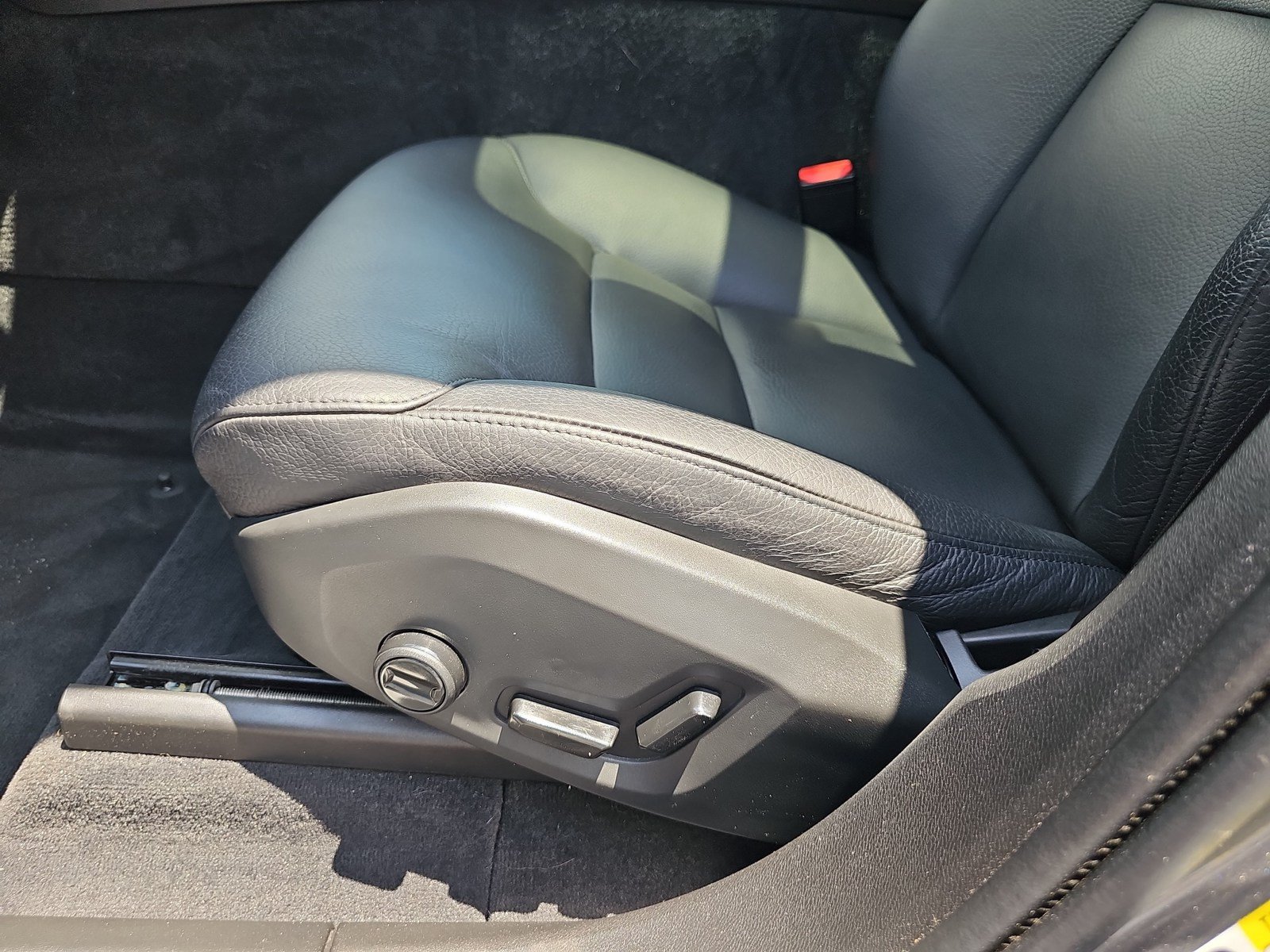 Used 2019 Volvo XC60 T6 Momentum w/ Multimedia Package AWD/4WD image 19