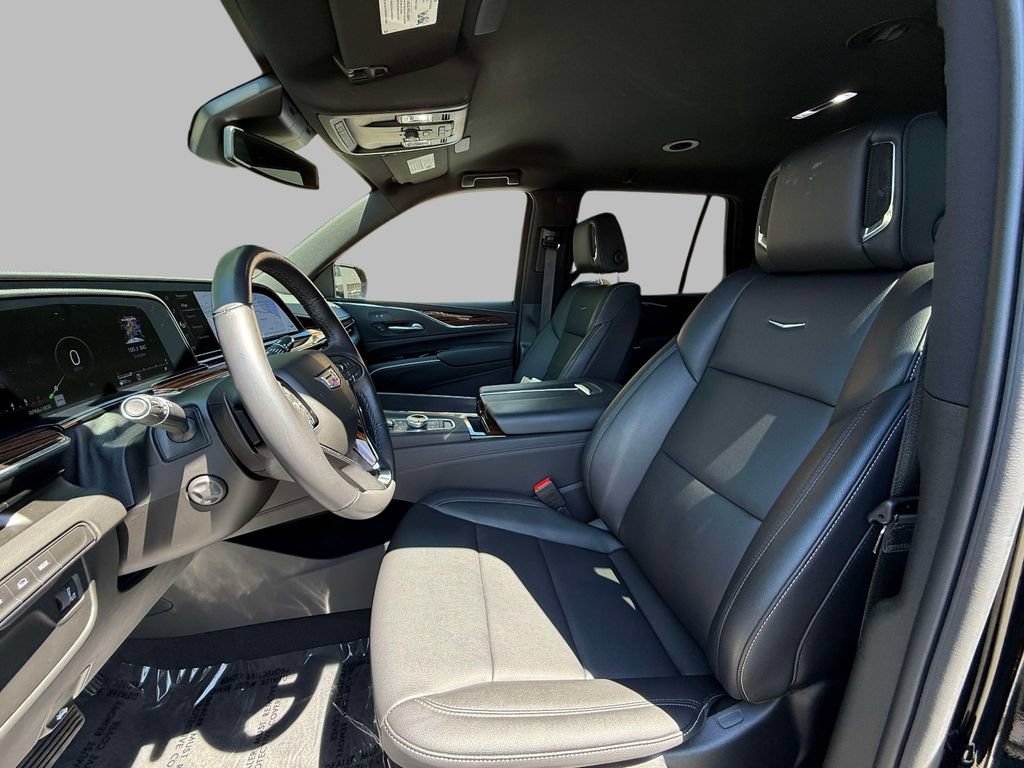 Used 2024 Cadillac Escalade Luxury AWD/4WD image 2