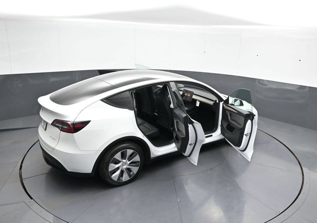 Used 2024 Tesla Model Y Long Range AWD/4WD image 45