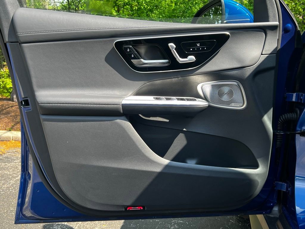 Used 2025 Mercedes-Benz GLC 350e 4MATIC image 10