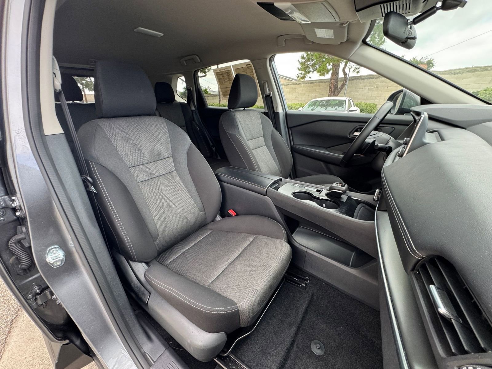 Used 2025 Nissan Rogue SV FWD image 38