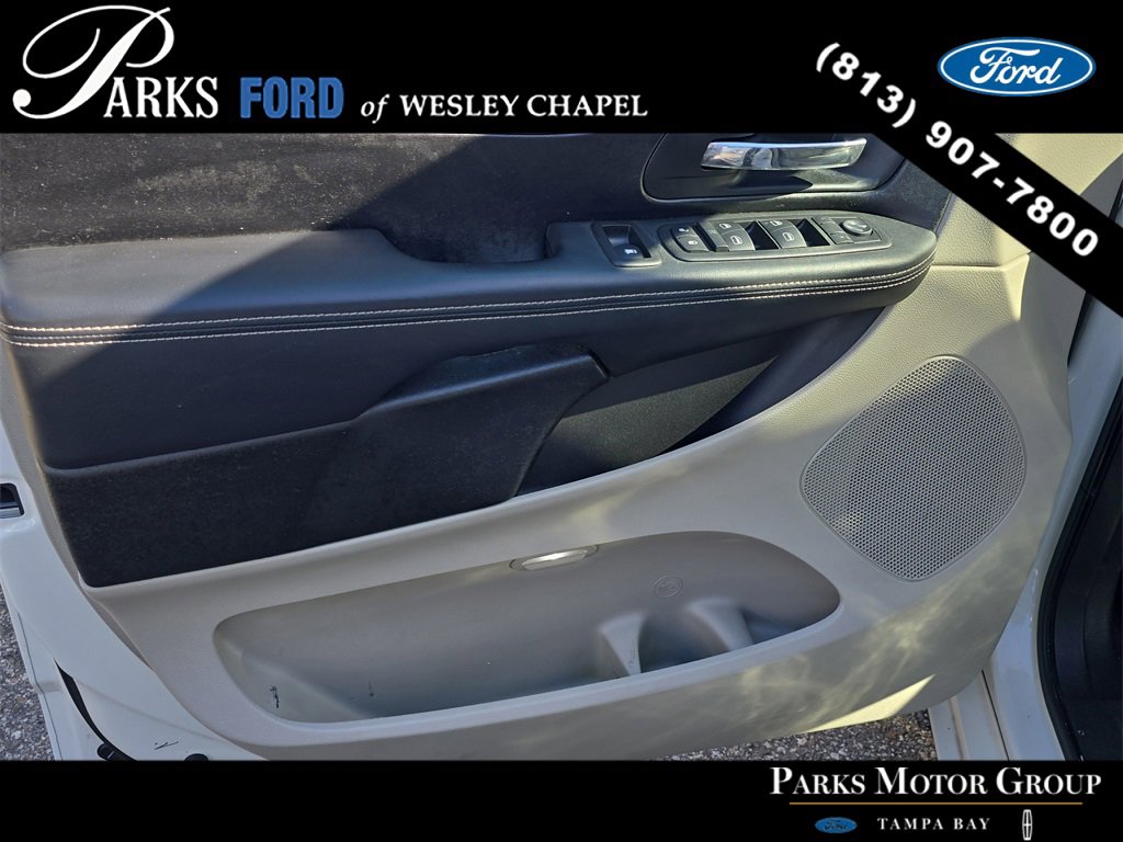 Used 2012 Chrysler Town & Country Touring-L w/ Premium Group image 15