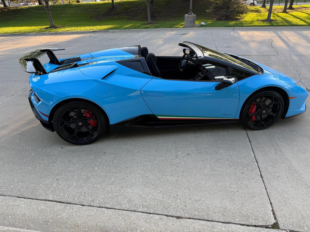 Used 2018 Lamborghini Huracan Performante AWD/4WD image 11
