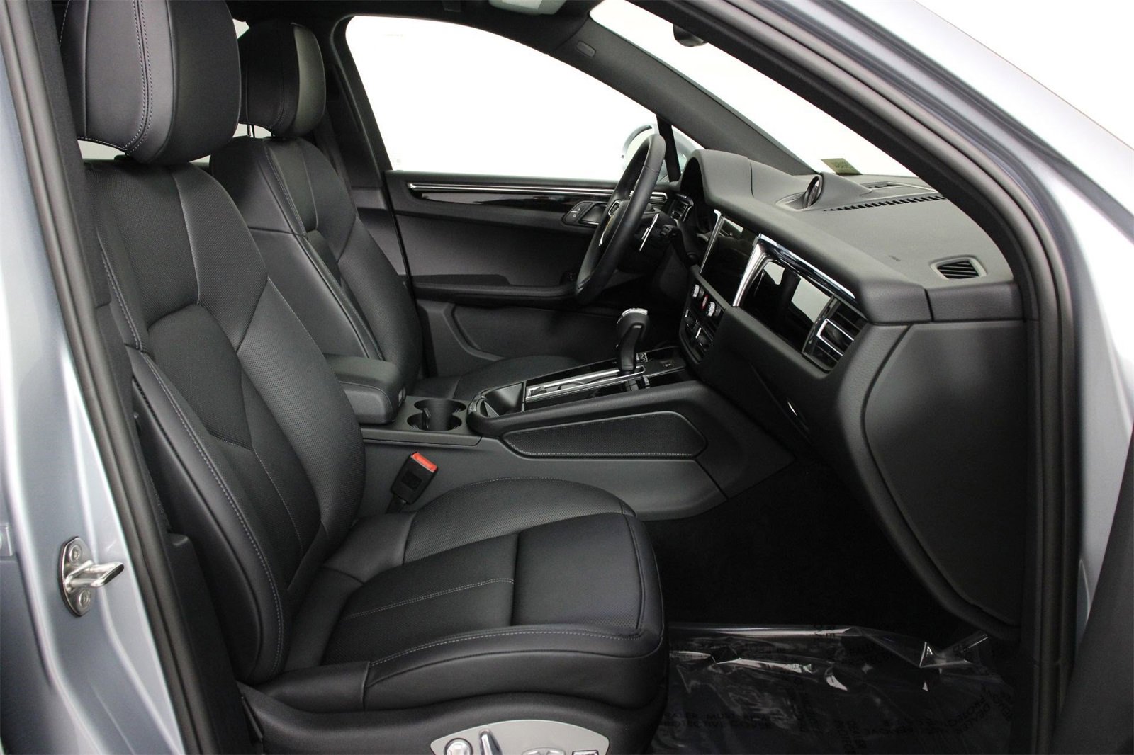 Used 2025 Porsche Macan image 31