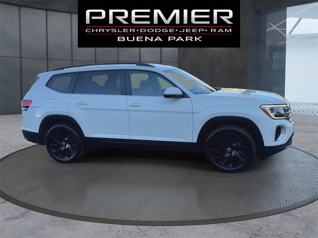 Used 2024 Volkswagen Atlas SE w/ Black Wheel Package image 9