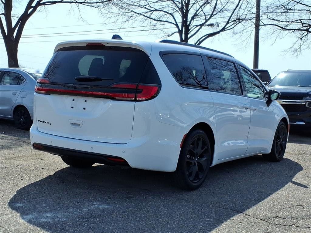 Used 2024 Chrysler Pacifica Touring-L w/ S Appearance Package image 5