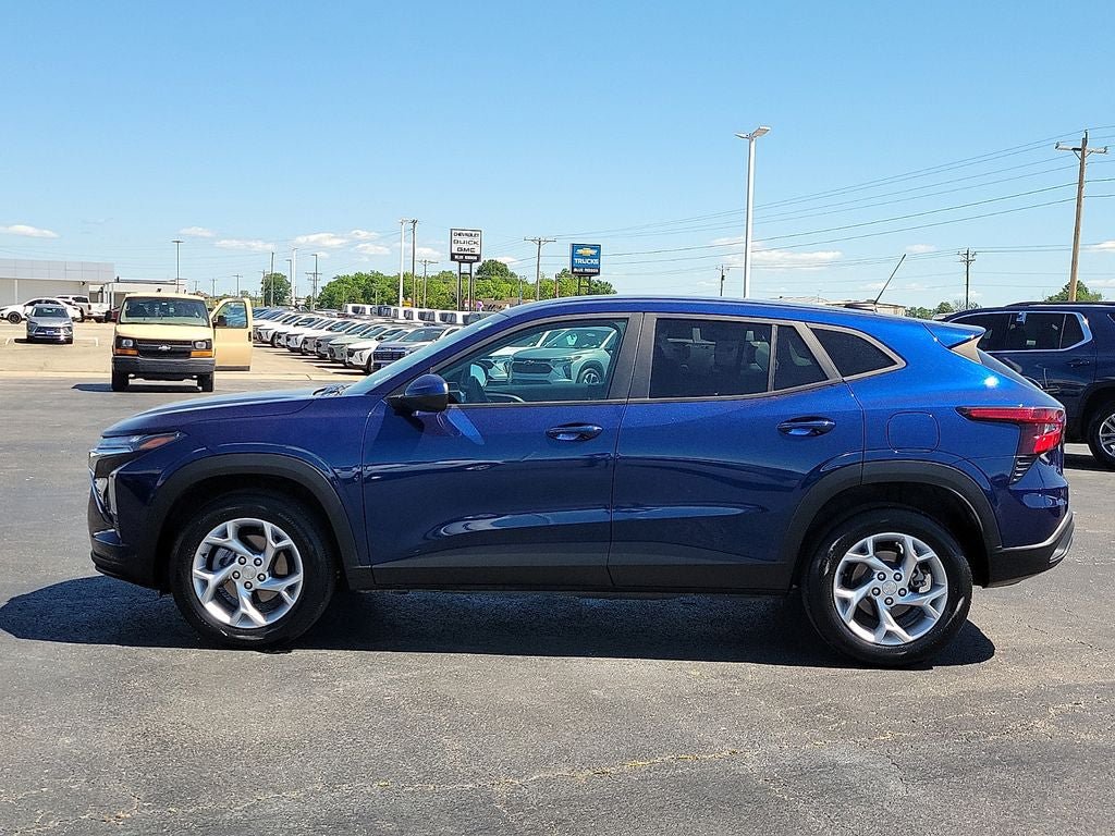 Used 2024 Chevrolet Trax LS w/ LS Convenience Package FWD image 3