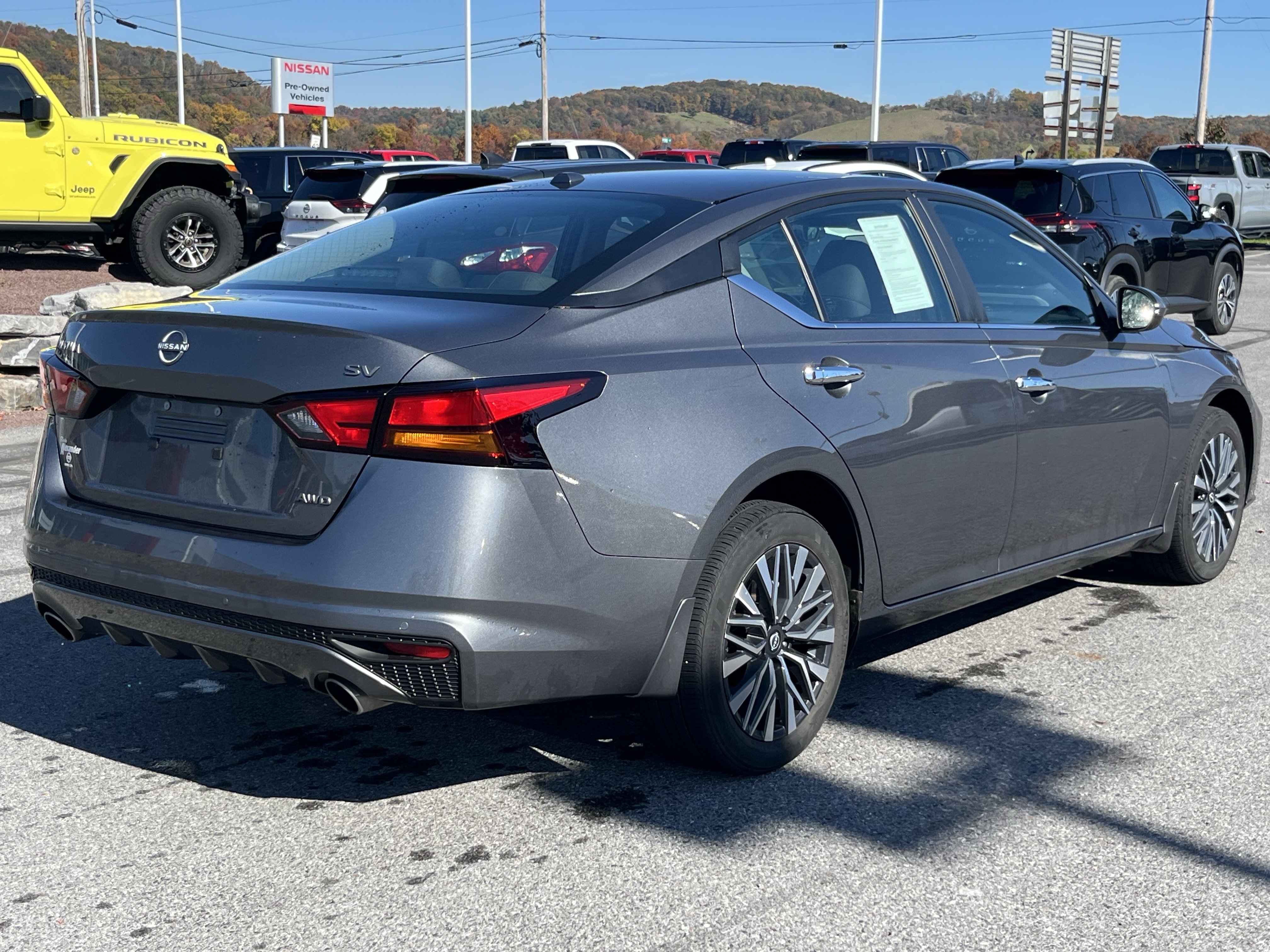 Used 2024 Nissan Altima 2.5 SV w/ SV Premium Package AWD/4WD image 11
