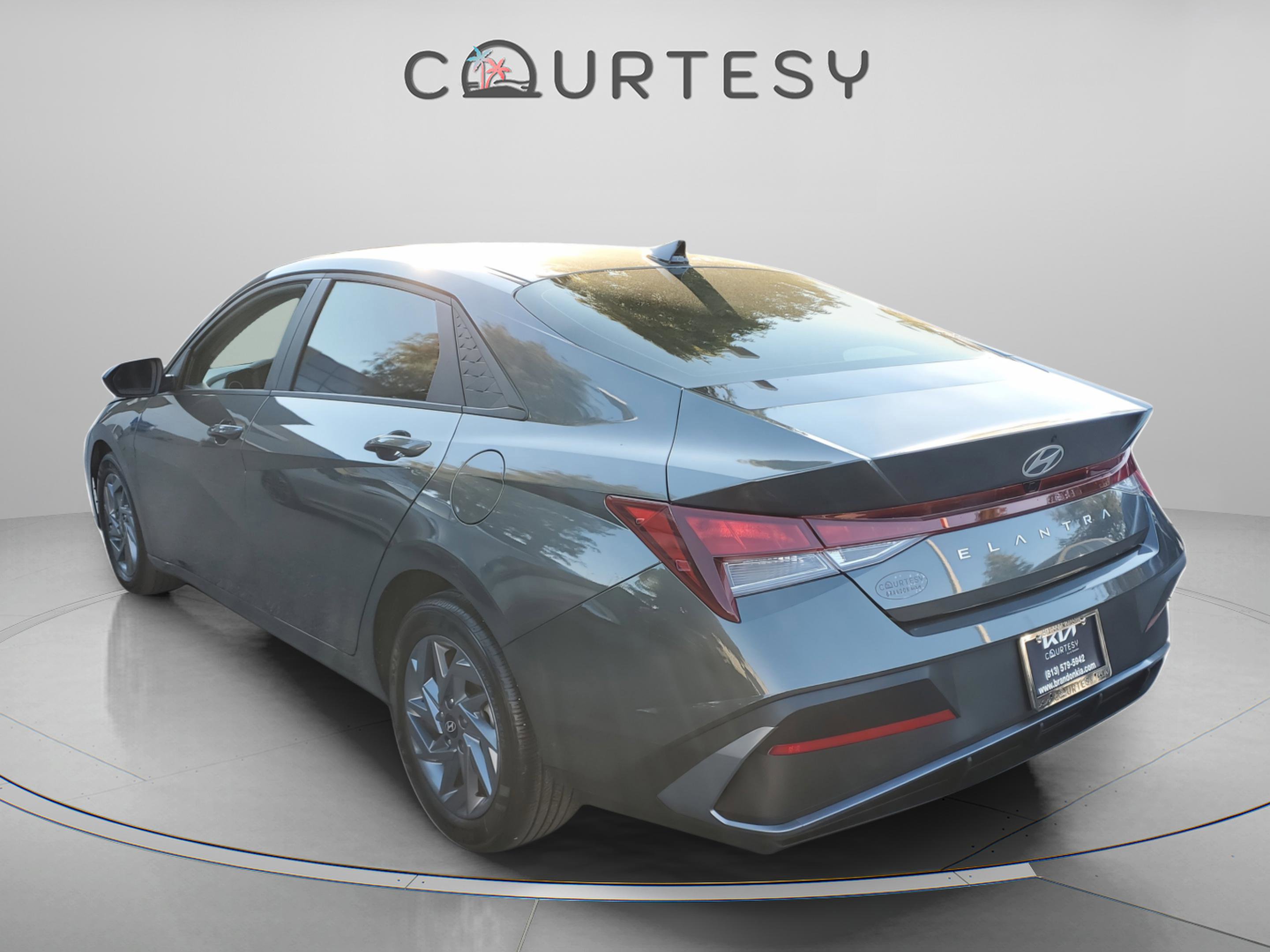 Used 2024 Hyundai Elantra SEL image 2