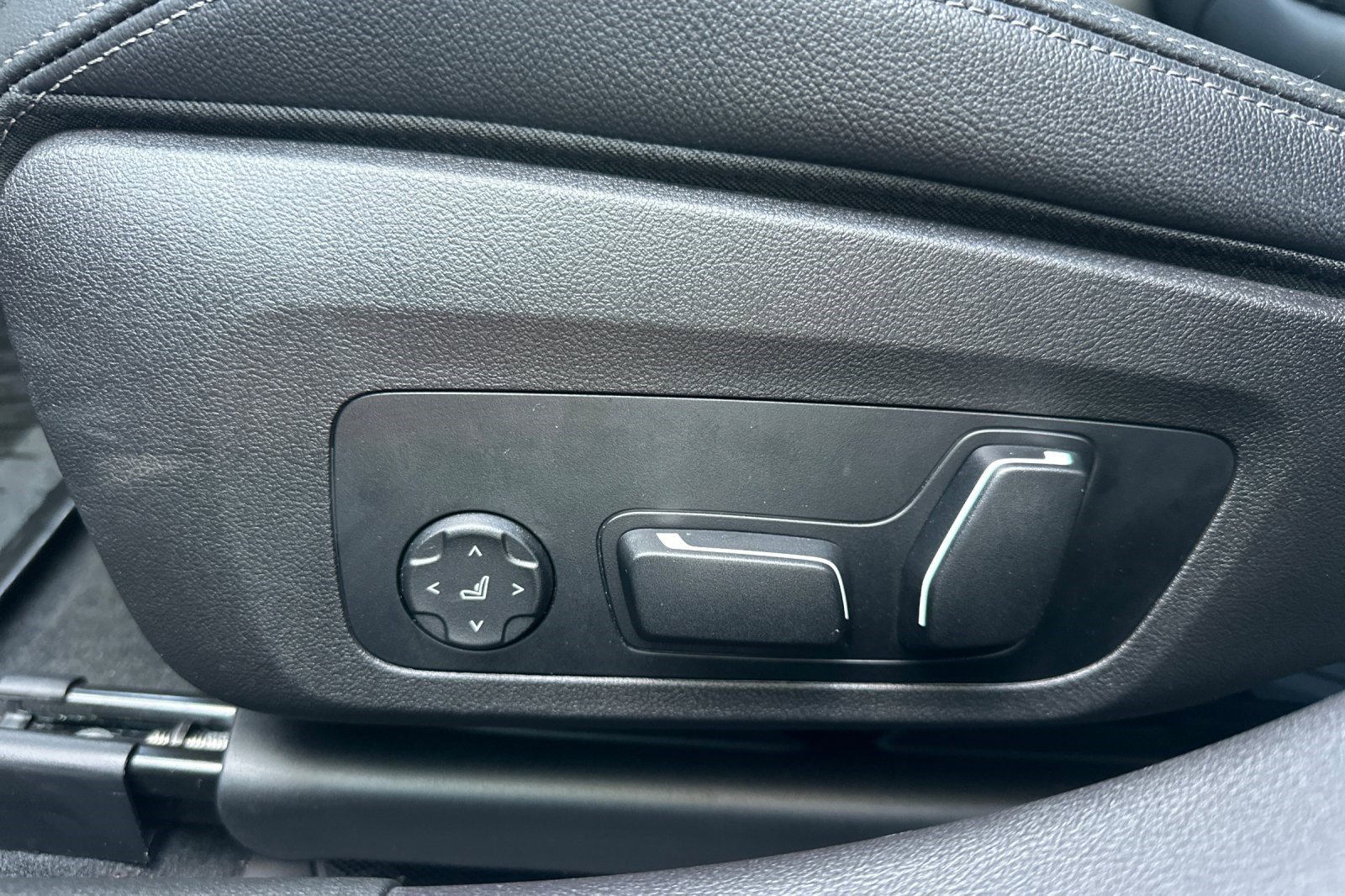 Used 2025 BMW 330i Sedan w/ Convenience Package image 14