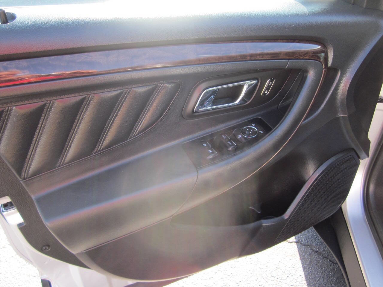 Used 2013 Ford Taurus Limited FWD image 11