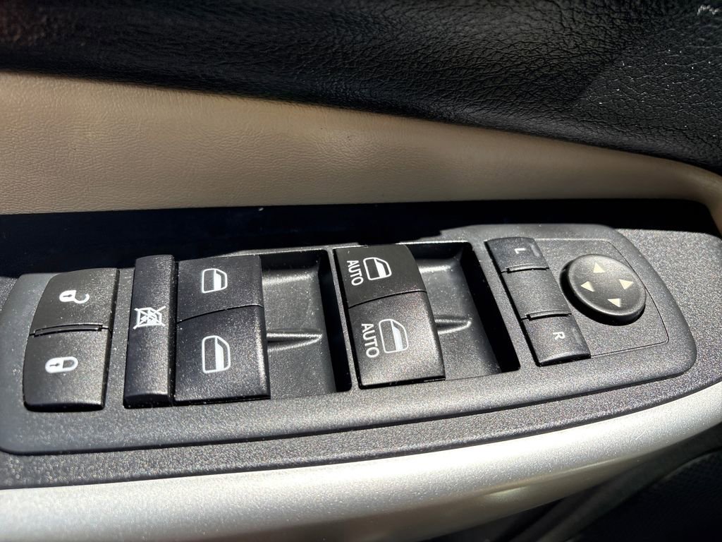 Used 2017 Jeep Cherokee Limited w/ Luxury Group AWD/4WD image 13