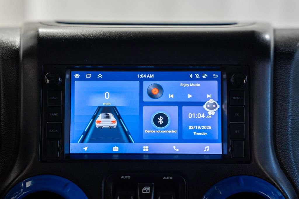 Used 2015 Jeep Wrangler Unlimited Rubicon w/ Connectivity Group image 19