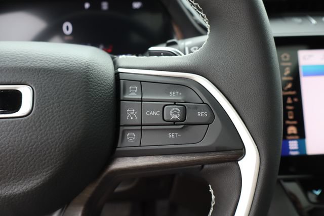 New 2026 Jeep Grand Cherokee Limited w/ Limited Altitude Package AWD/4WD image 16