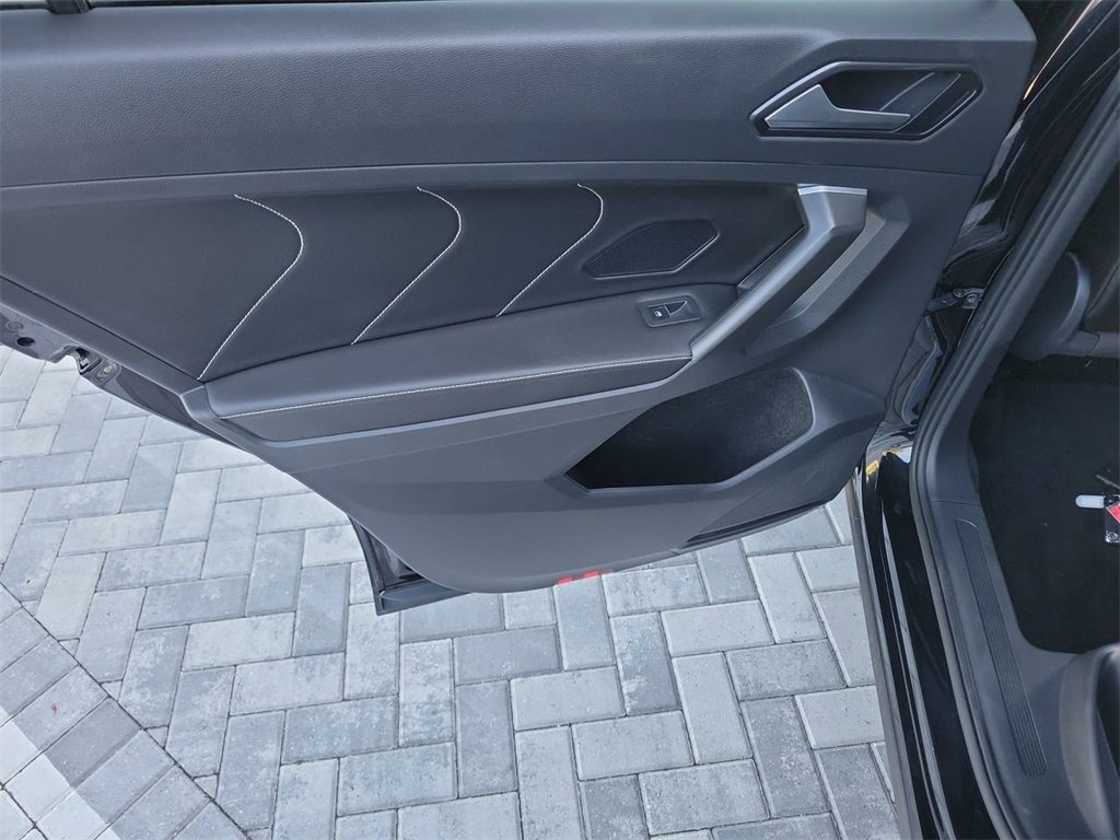 Used 2022 Volkswagen Tiguan SE image 22
