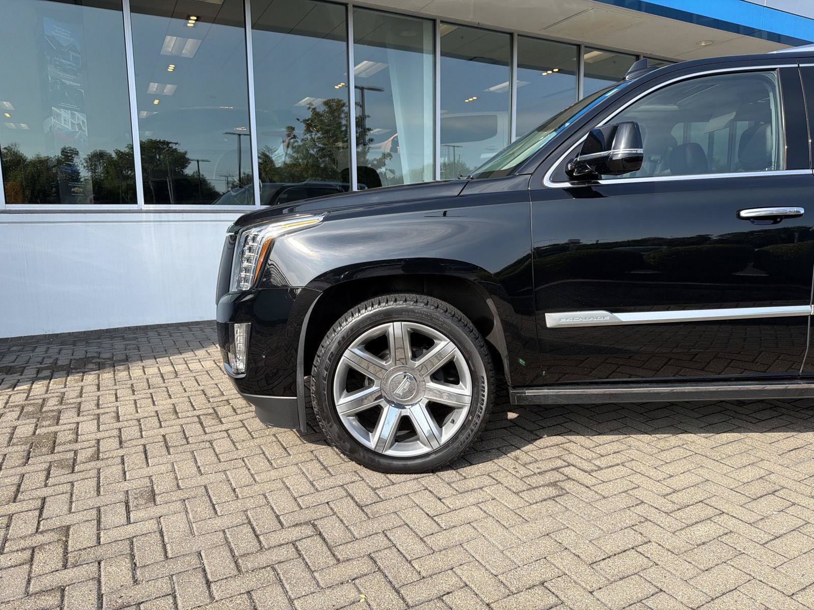 Used 2020 Cadillac Escalade Premium Luxury AWD/4WD image 9