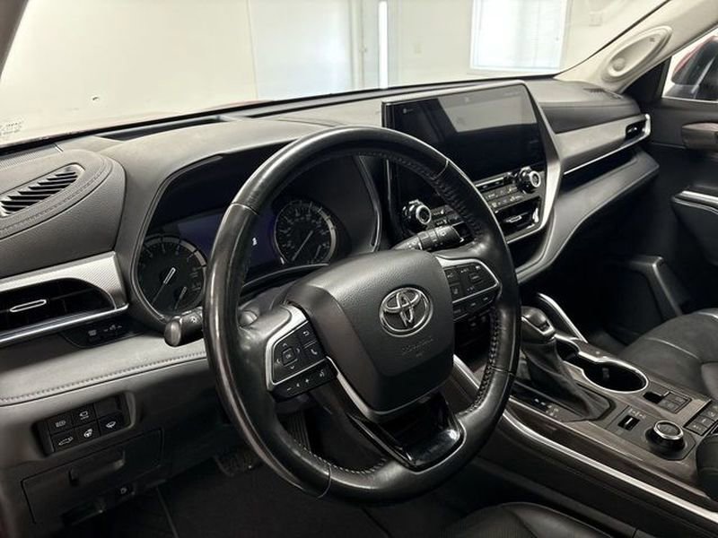 Used 2021 Toyota Highlander Limited AWD/4WD image 8