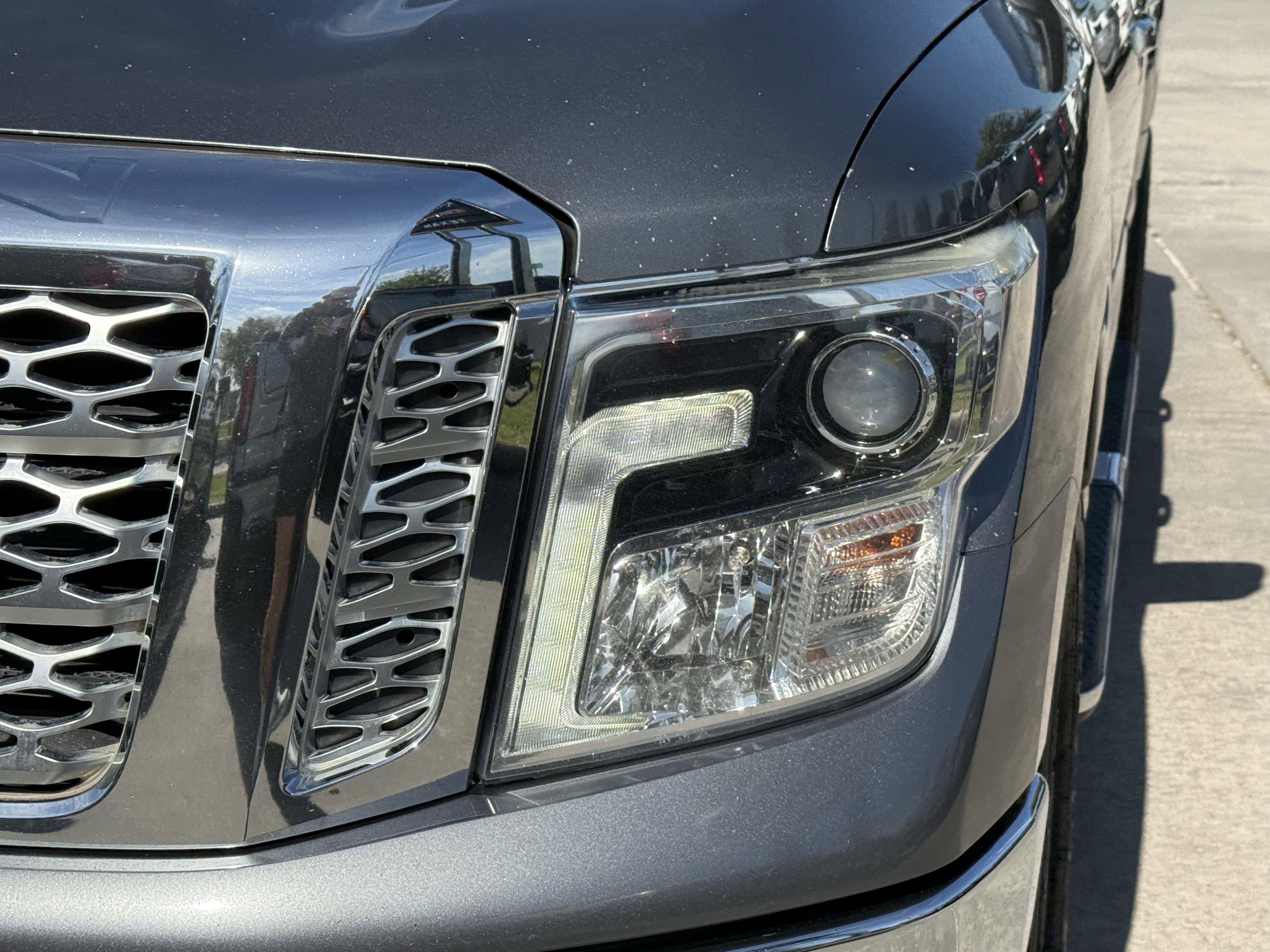 Used 2018 Nissan Titan SL image 11