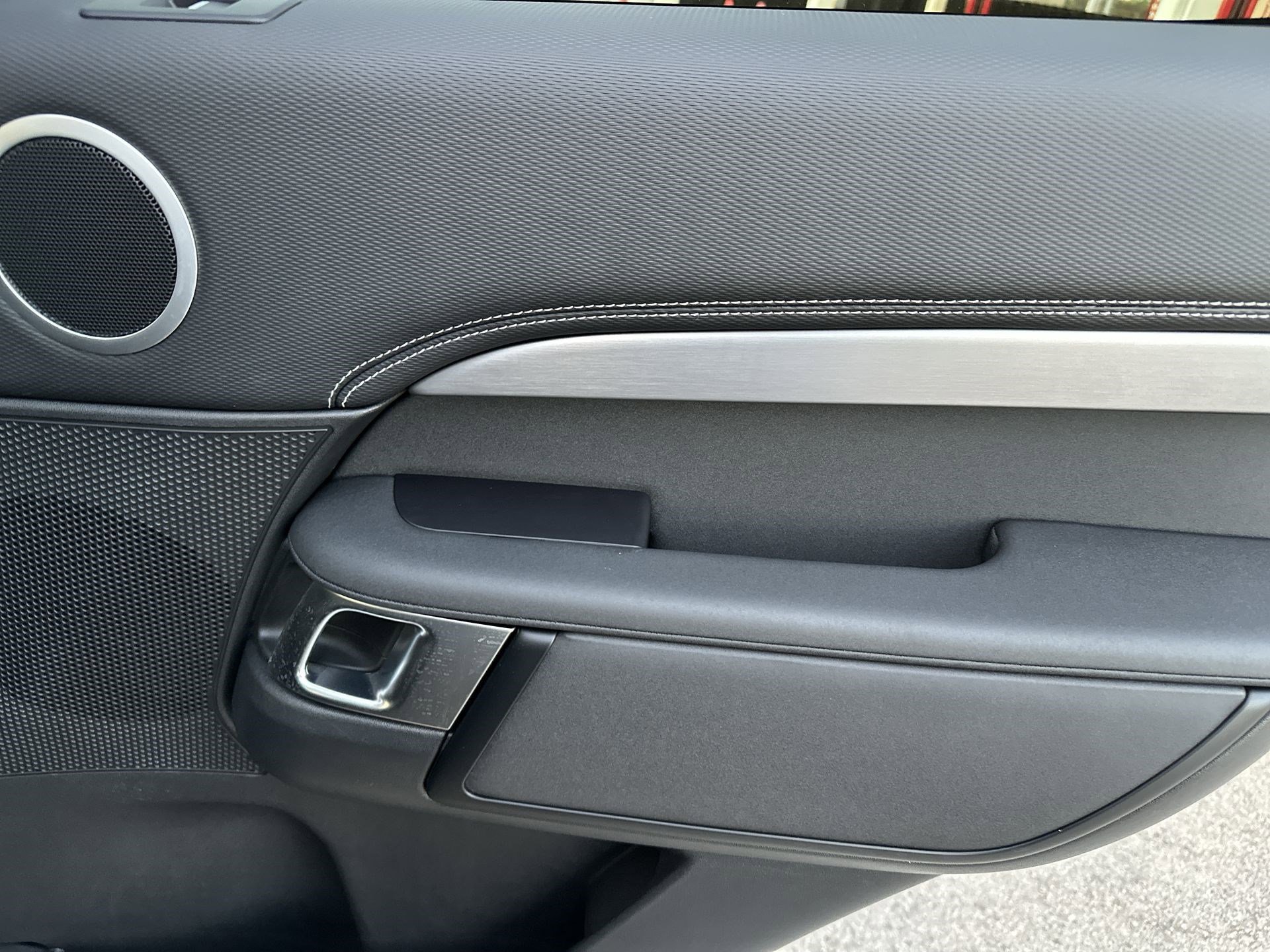 Used 2024 Land Rover Discovery Dynamic SE image 28