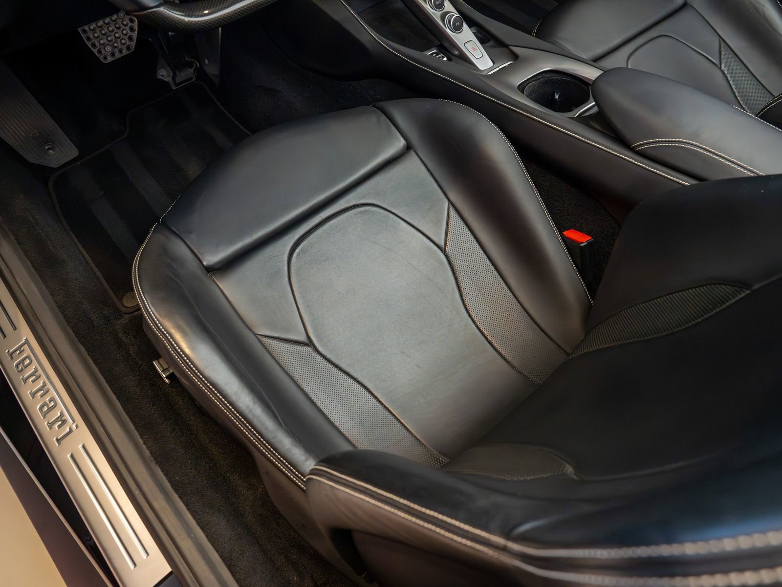 Used 2019 Ferrari Portofino RWD image 12