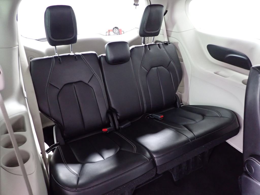 Used 2023 Chrysler Pacifica Touring-L FWD image 43
