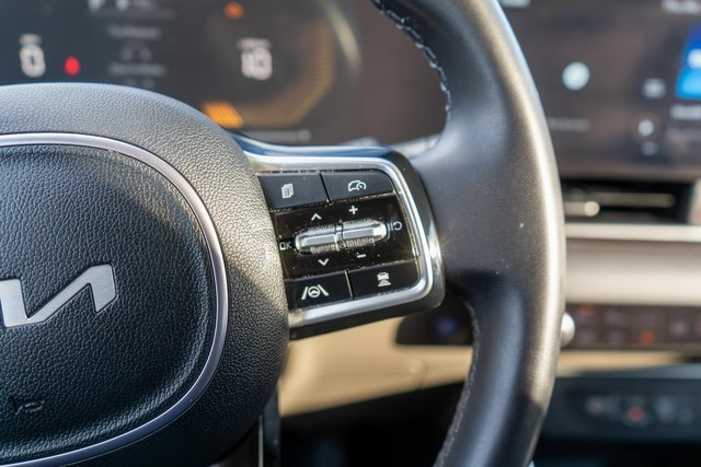 Used 2025 Kia Carnival EX image 35