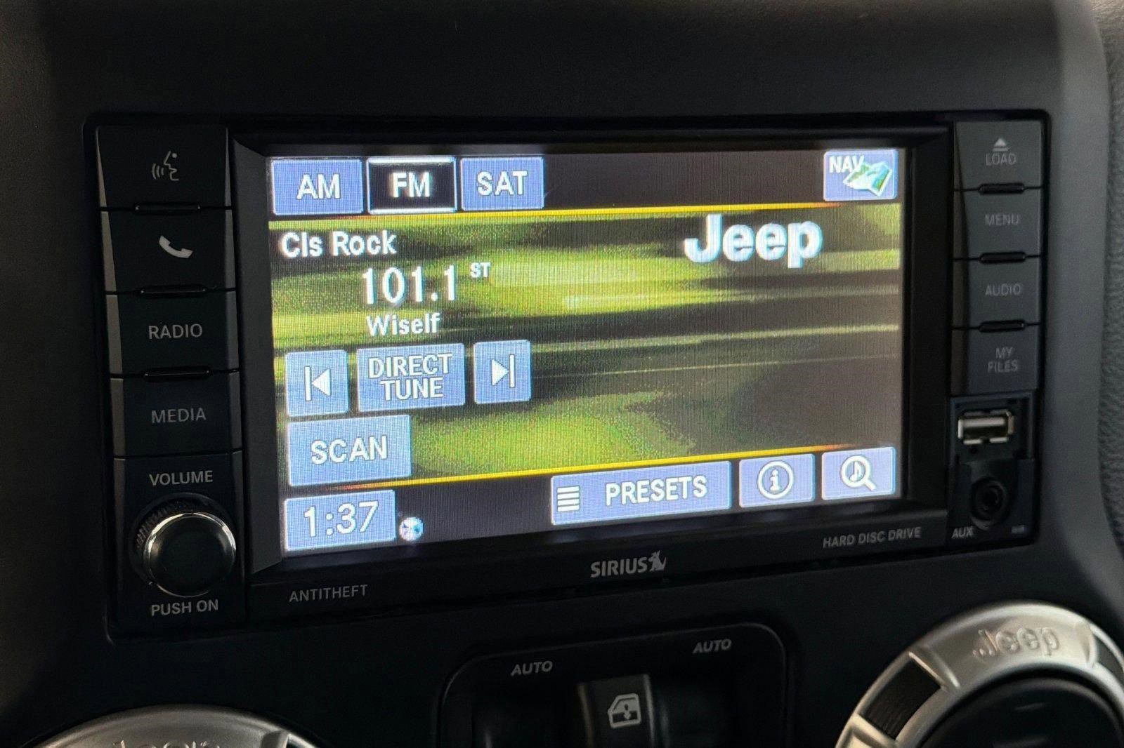 Used 2017 Jeep Wrangler Unlimited Sahara w/ Connectivity Group AWD/4WD image 19