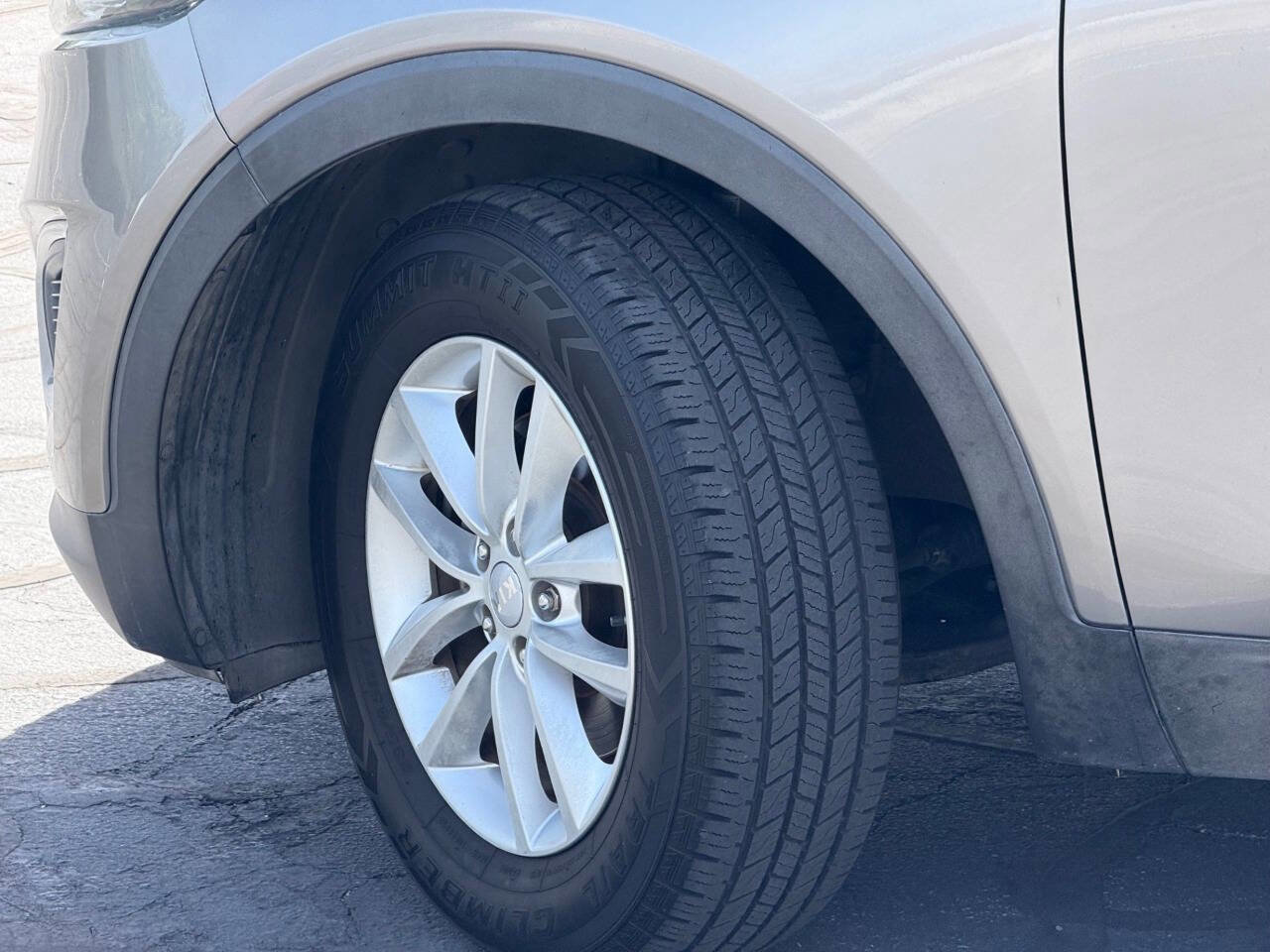 Used 2017 Kia Sorento L image 14