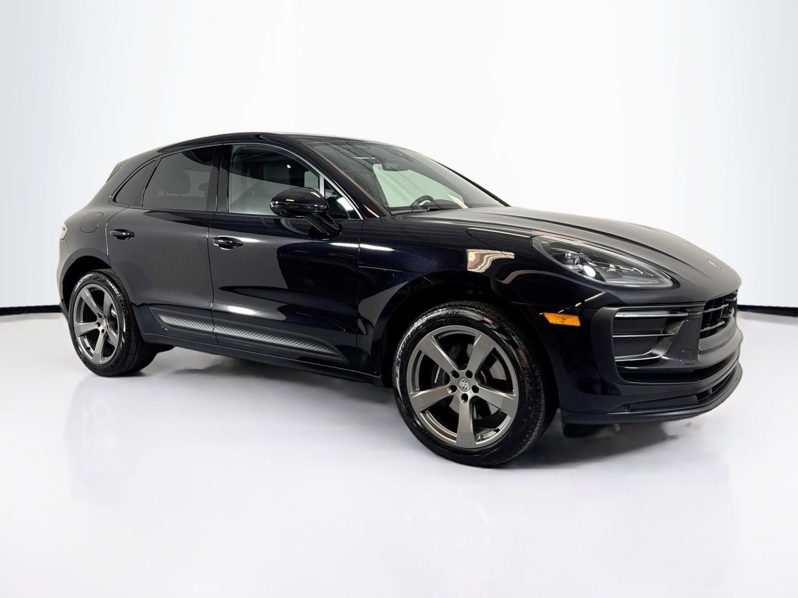 Certified 2025 Porsche Macan image 7