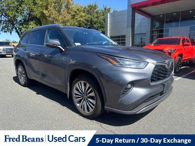 Used 2023 Toyota Highlander Platinum AWD/4WD image 2