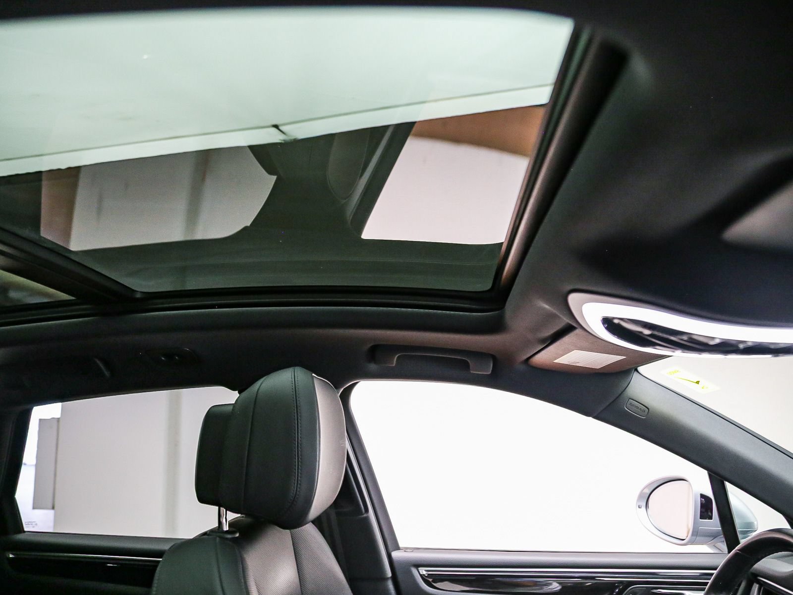 Certified 2022 Porsche Macan AWD/4WD image 21