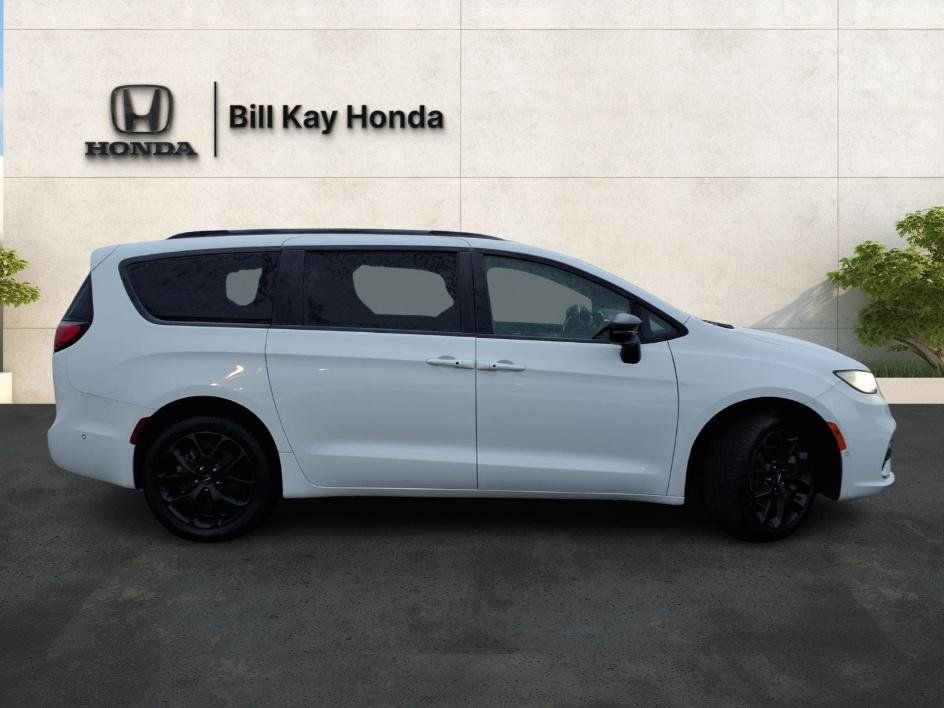 Used 2023 Chrysler Pacifica Limited w/ Uconnect Theater Family Group image 2