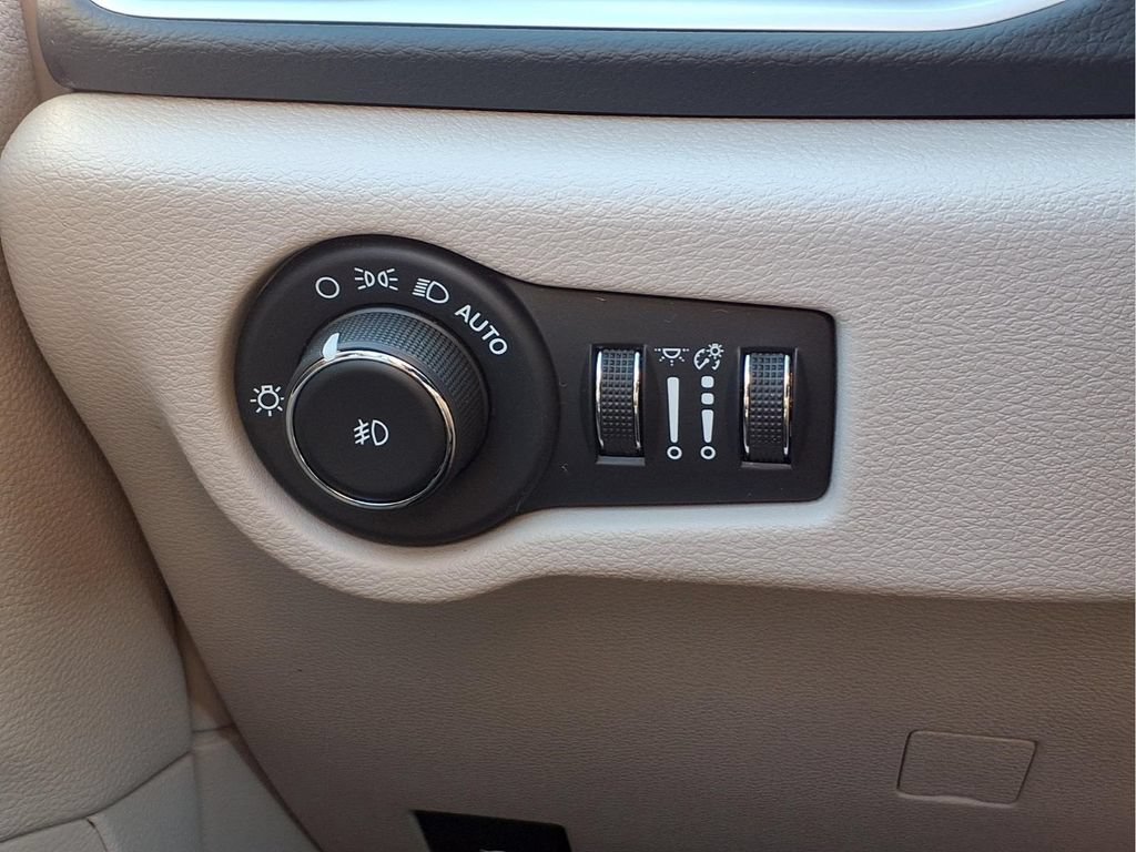 Used 2024 Chrysler Pacifica Touring-L FWD image 11