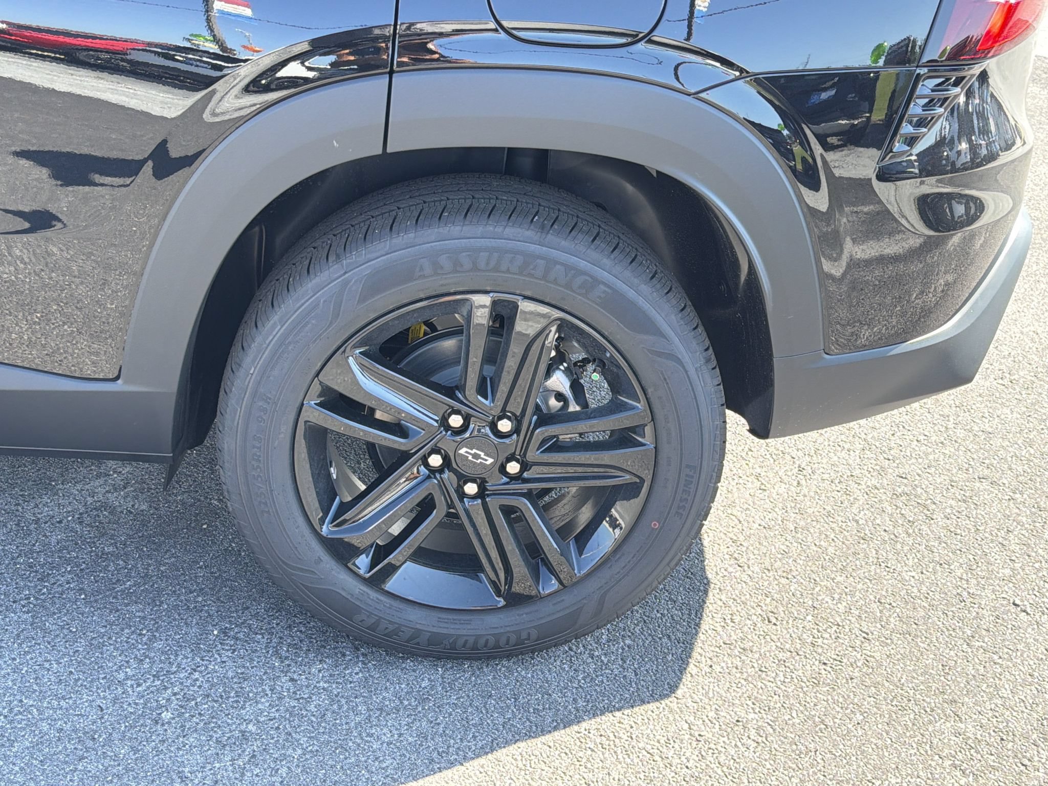 New 2026 Chevrolet Trax ACTIV w/ Sunroof Package FWD image 2