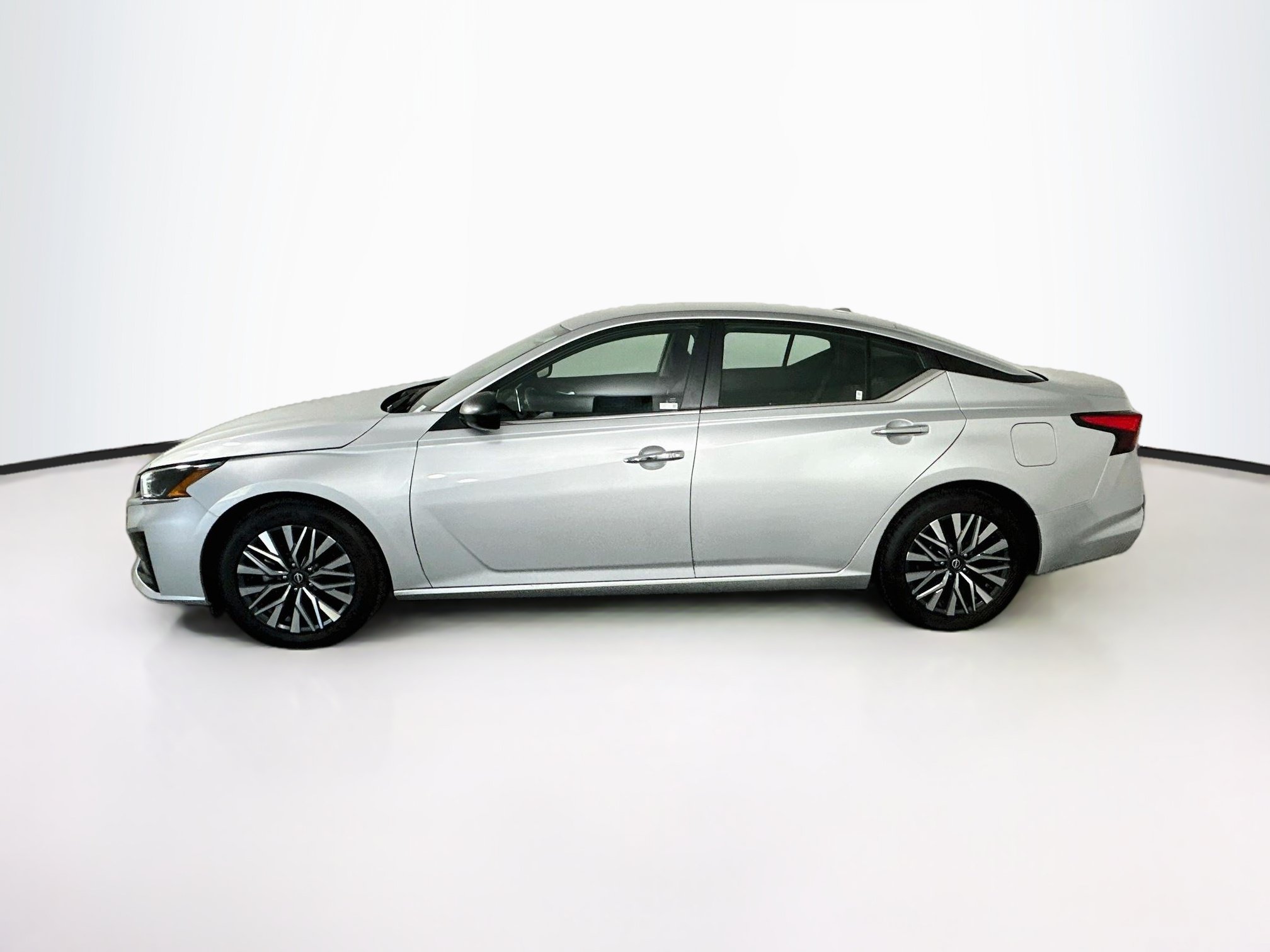 Used 2024 Nissan Altima 2.5 SV FWD image 4