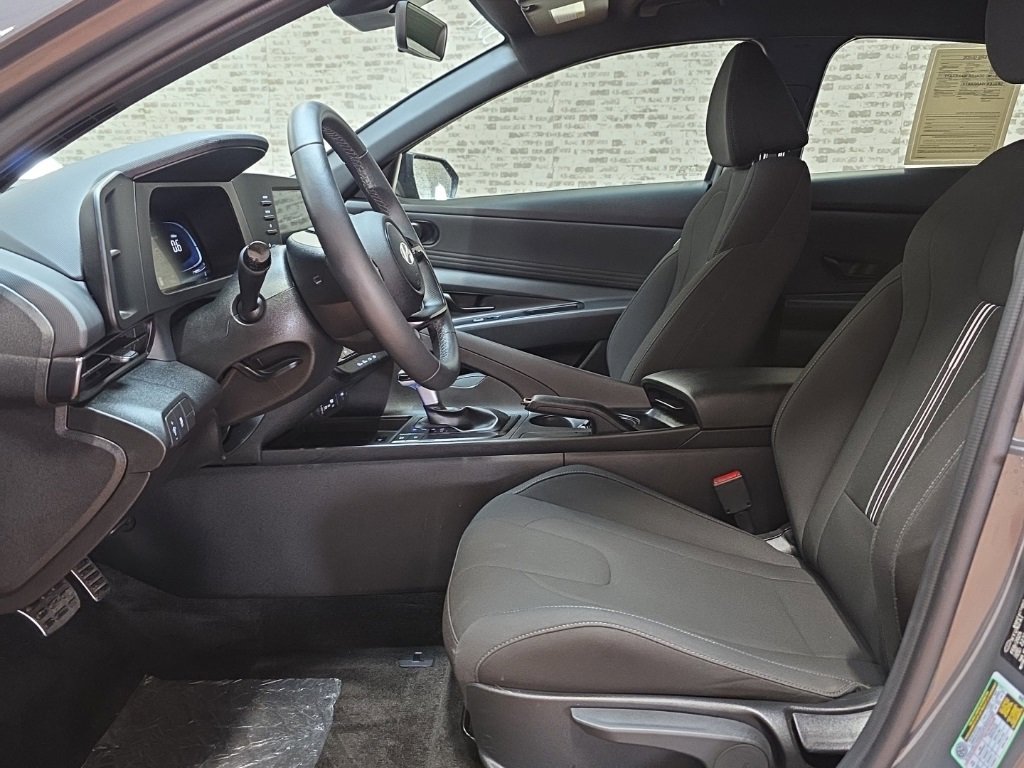 Used 2025 Hyundai Elantra Sport image 9