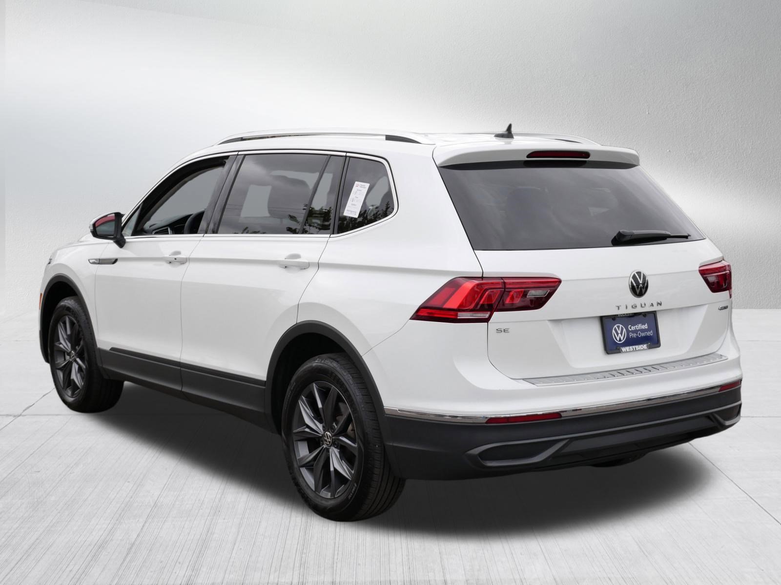Certified 2023 Volkswagen Tiguan SE w/ Panoramic Sunroof Package AWD/4WD image 5