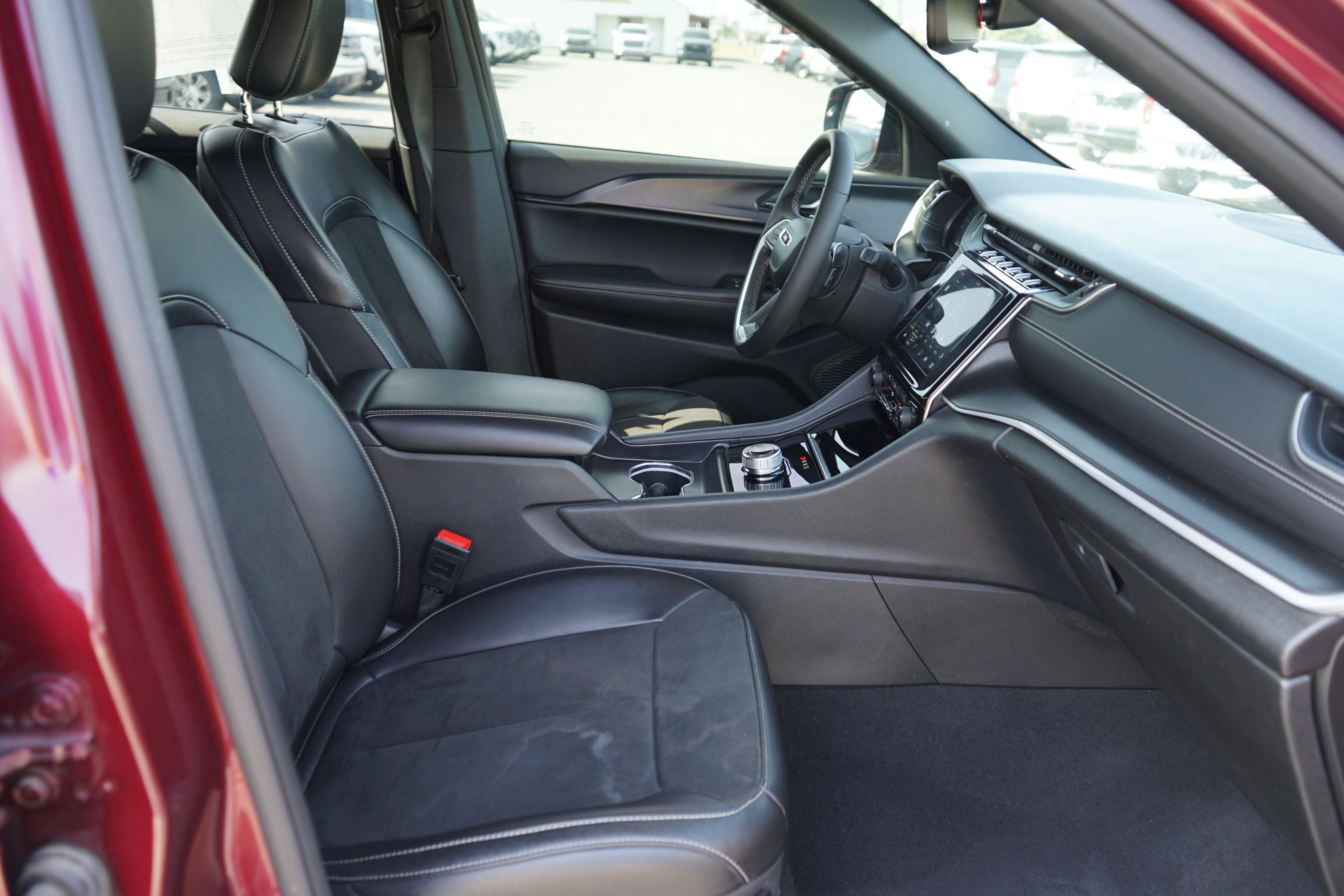 Used 2024 Jeep Grand Cherokee Altitude AWD/4WD image 25