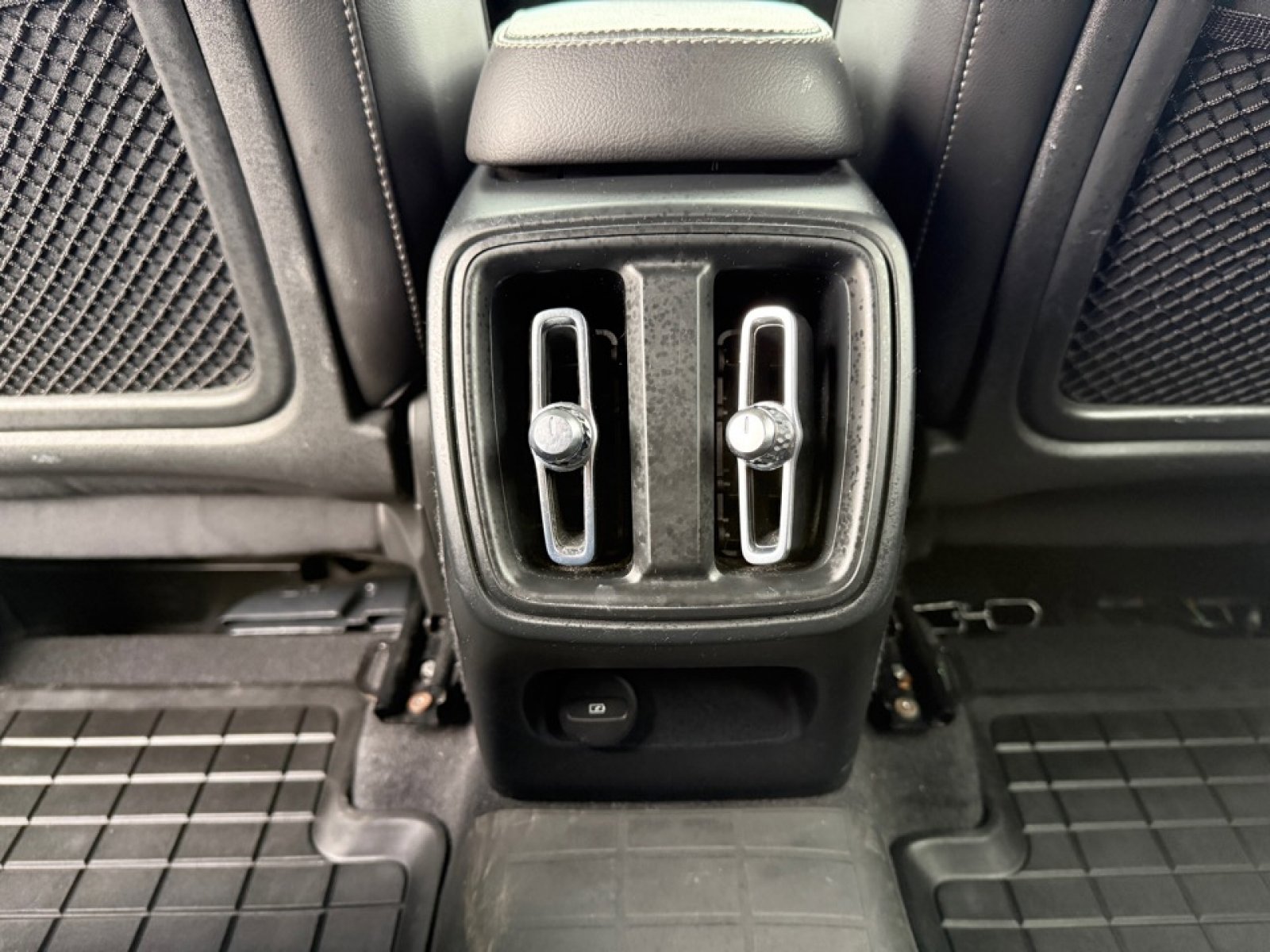 Used 2022 Volvo XC40 T5 Momentum image 21