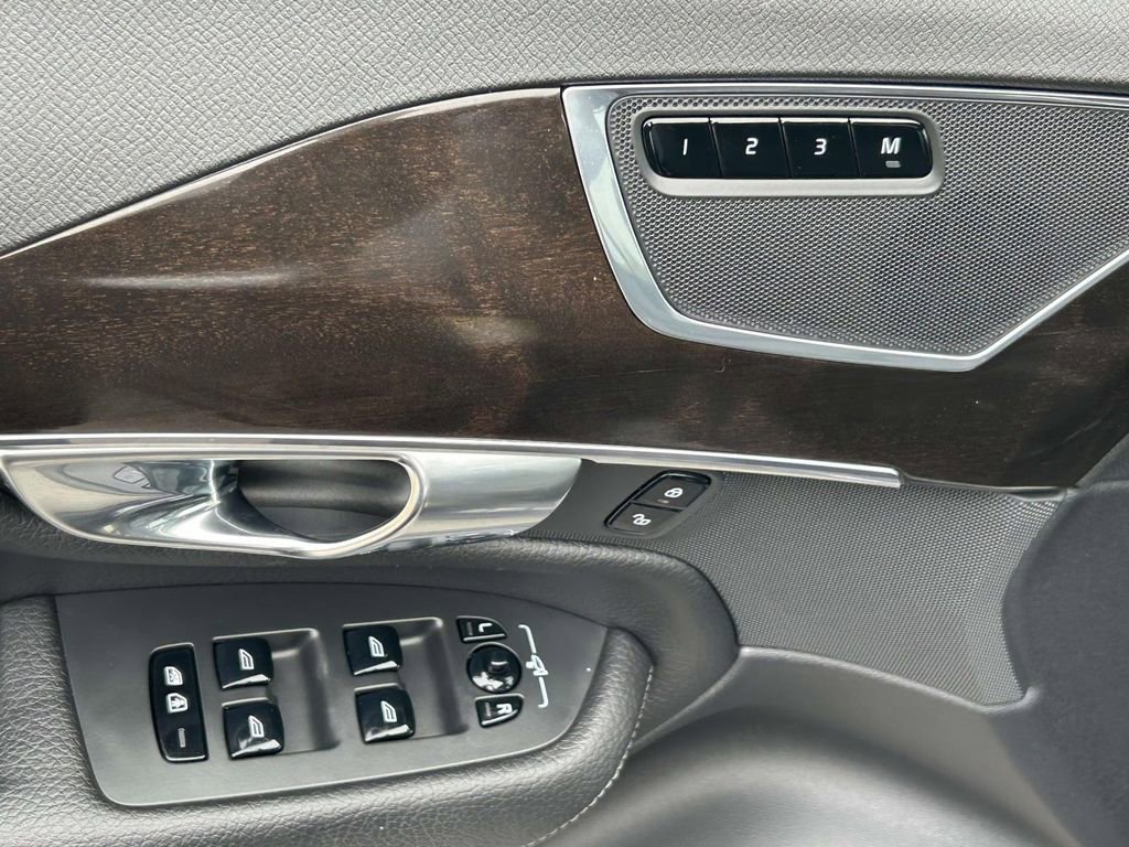 Used 2017 Volvo XC90 T6 Momentum w/ Vision Package image 23