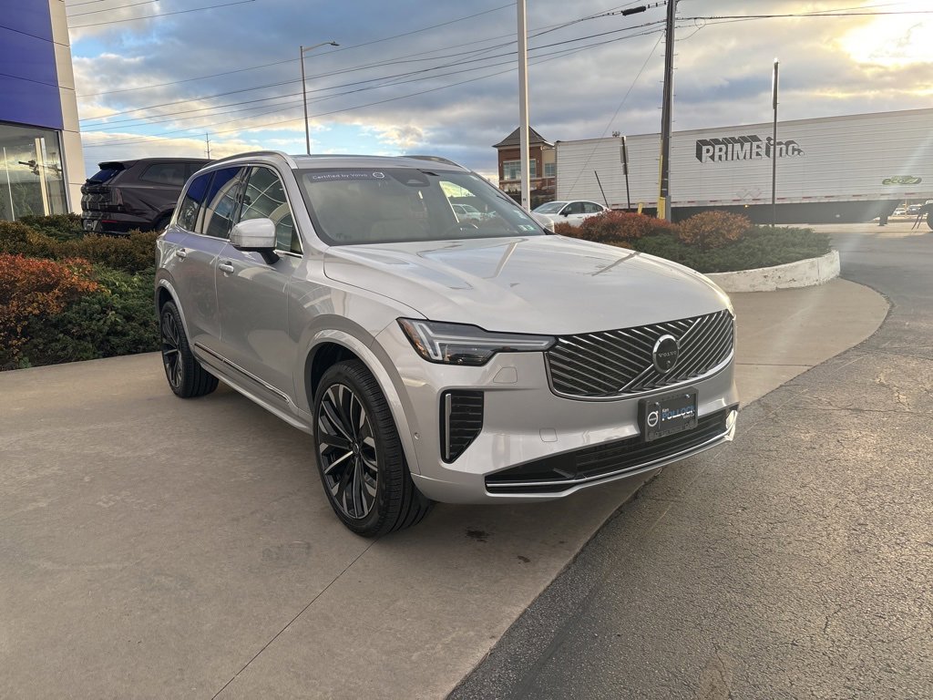 Certified 2025 Volvo XC90 B6 Plus image 3