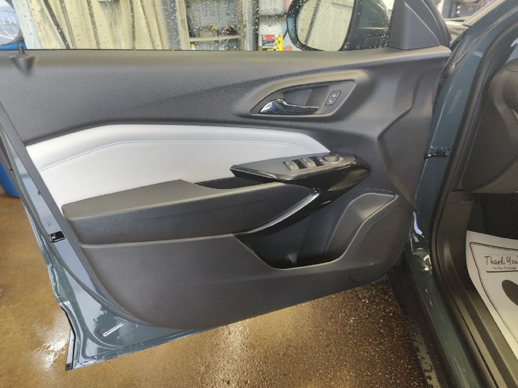 Used 2025 Chevrolet Trax LT FWD image 16