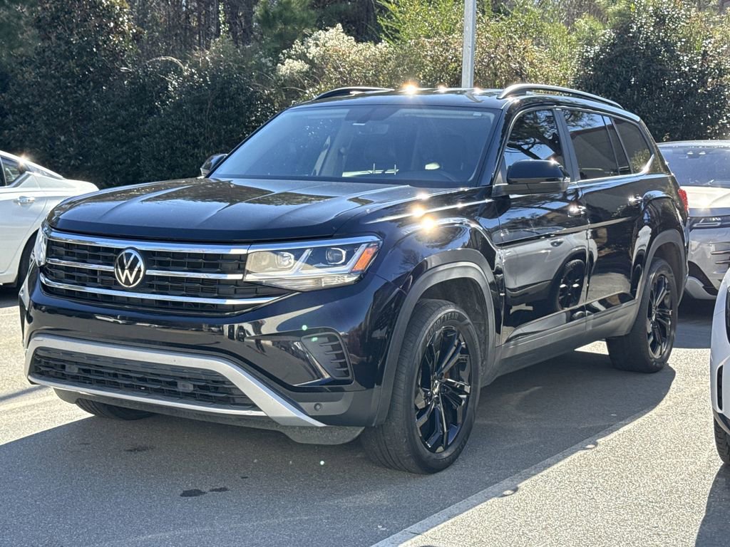 Used 2023 Volkswagen Atlas SE w/ Black Wheel Package image 3