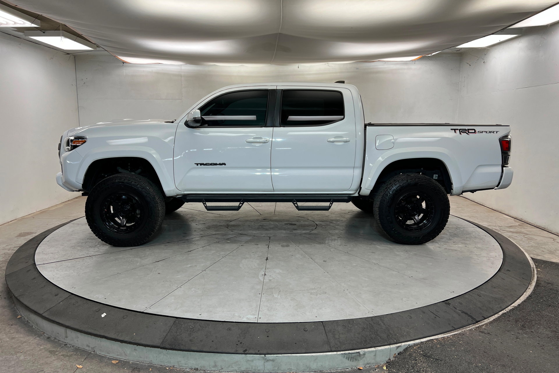 Used 2021 Toyota Tacoma TRD Sport w/ Technology Package image 2