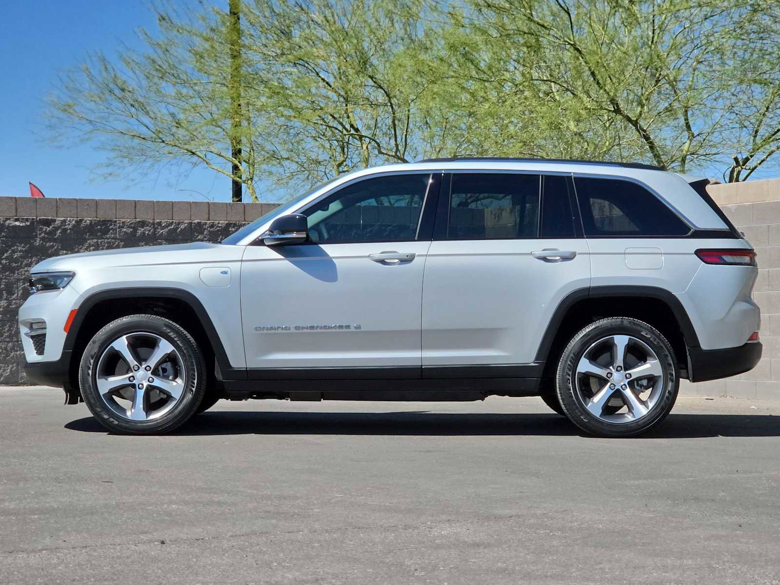Used 2023 Jeep Grand Cherokee 4WD 4xe image 6