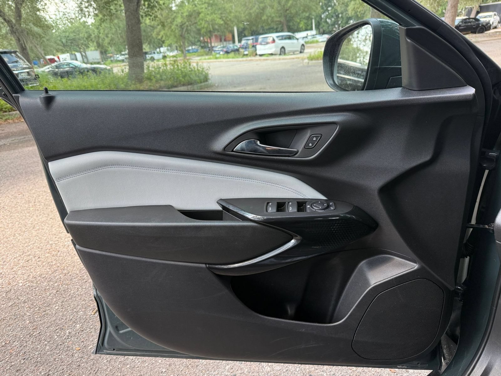 Used 2025 Chevrolet Trax LT FWD image 18