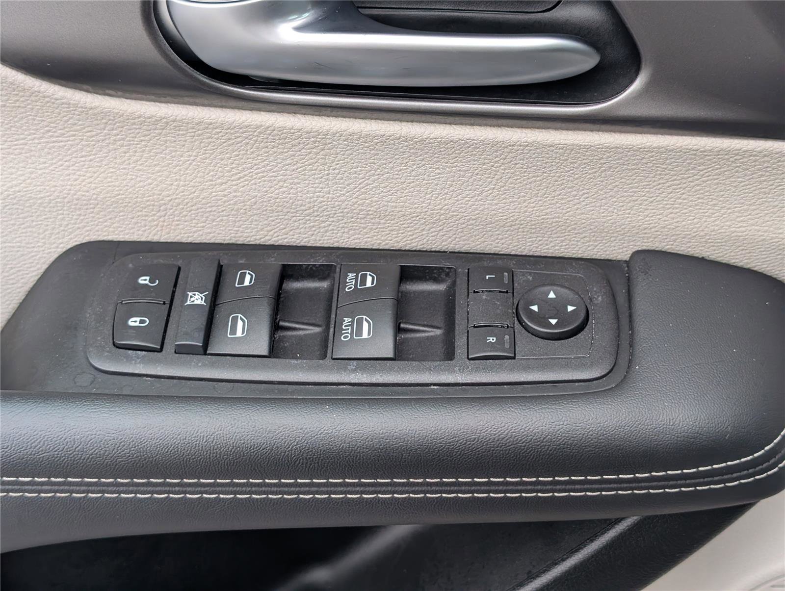 Used 2024 Chrysler Pacifica Touring-L image 19